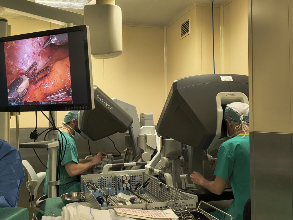 Chirurdzy obsługujący konsole systemu robotycznego Da Vinci podczas operacji