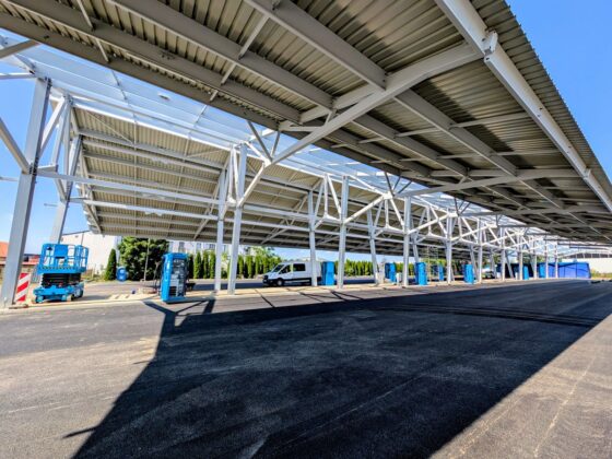 Budowa nowoczesnej wiaty z ładowarkami dla autobus&oacute;w elektrycznych