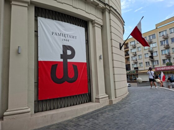 Baner z napisem PAMIĘTAMY 1944 i znakiem Polski Walczącej na tle biało-czerwonych barw narodowych