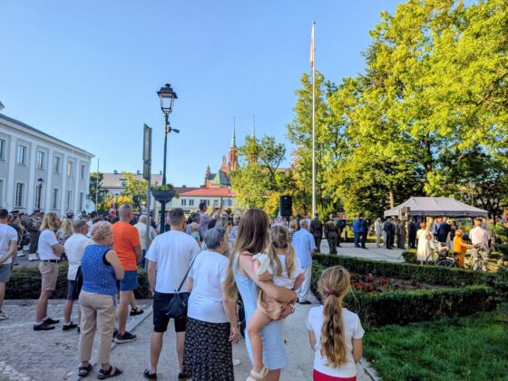 Mieszkańcy zgromadzeni na placu miejskim podczas uroczystości patriotycznej z udziałem wojska