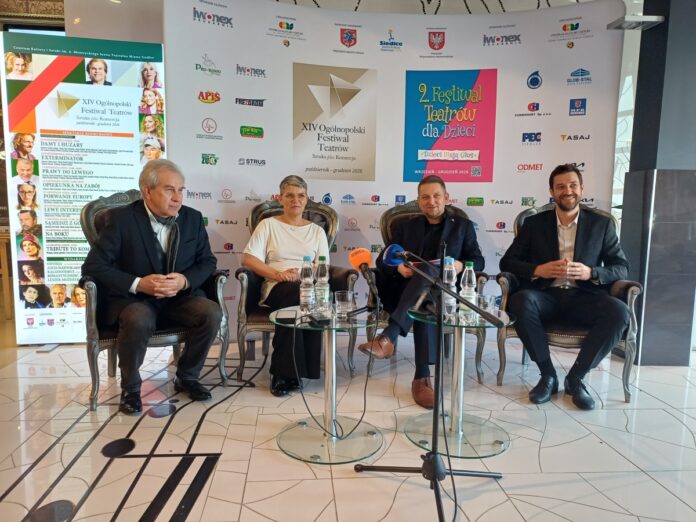 Cztery osoby siedzące w fotelach podczas konferencji prasowej na tle ścianki promującej festiwale teatralne