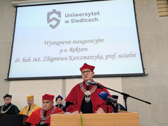 Dr hab. inż. Zbigniew Karczmarzyk w todze rektorskiej wygłasza wystąpienie inauguracyjne na Uniwersytecie w Siedlcach