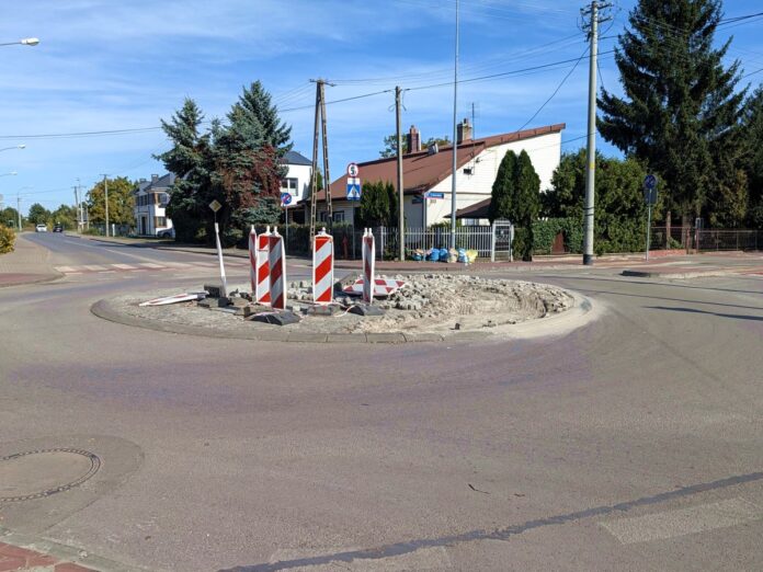 Rozkopana wysepka na rondzie zabezpieczona biało-czerwonymi słupkami ostrzegawczymi